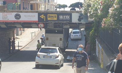 Camion resta incastrato nel sottopasso di via Montevideo