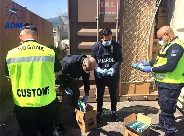 La Finanza sequestra  800mila guanti in lattice