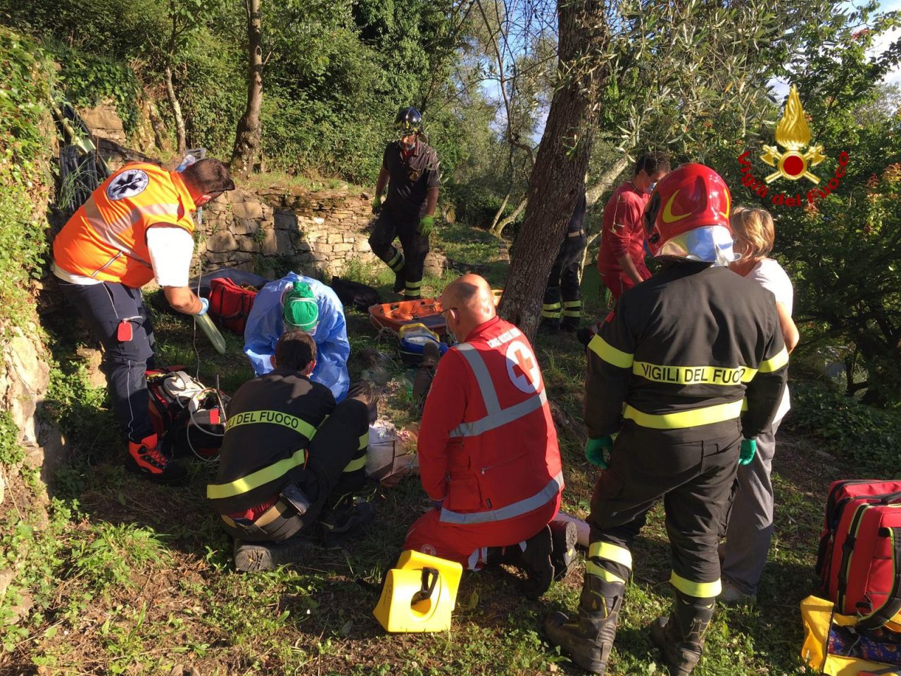 Soccorso in elicottero dopo il volo da una fascia a Zoagli