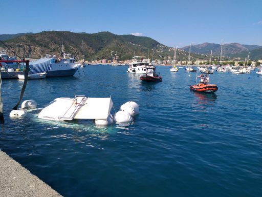 La barca affonda, famiglia salvata dalla Guardia Costiera