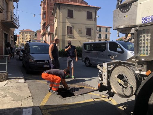 Chiavari, interventi alla rete delle acque nere e bianche in via Piacenza