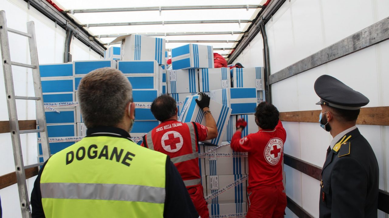 Emergenza coronavirus, distribuite agli ospedali migliaia di camici requisiti in dogana