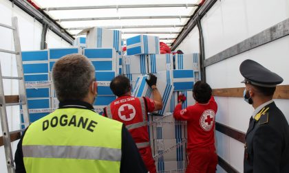 Emergenza coronavirus, distribuite agli ospedali migliaia di camici requisiti in dogana
