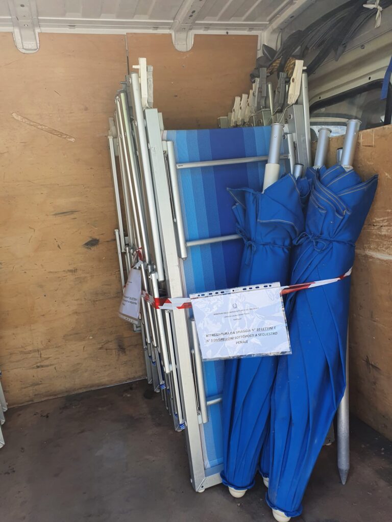 Occupazione abusiva della spiaggia e pesca subacquea in zona vietata