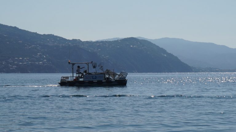 Torna il battello di pulizia del mare