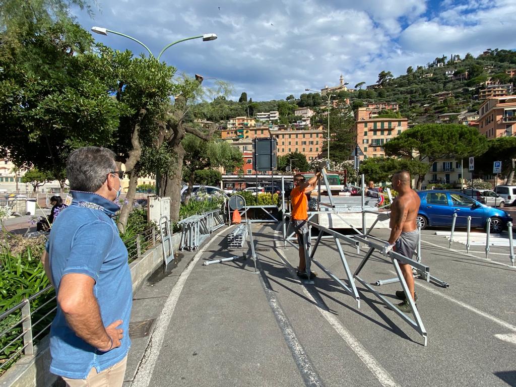 Si monta il palco in lungomare Bettolo, in attesa degli eventi estivi