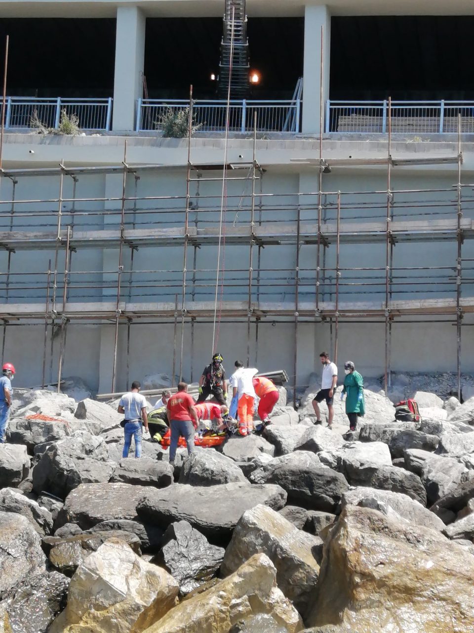 Operaio precipita sulla scogliera di Sant’Anna