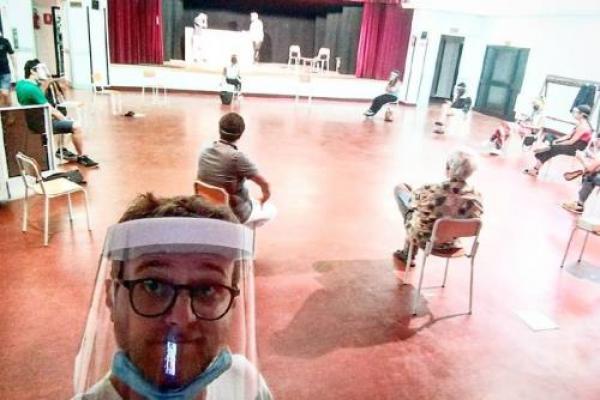 Recitare con la mascherina si può? A tu per tu con La Compagnia Sinistra