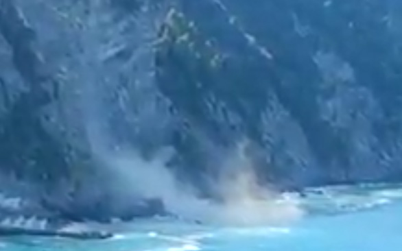 Camogli, frana la falesia del Castellaro