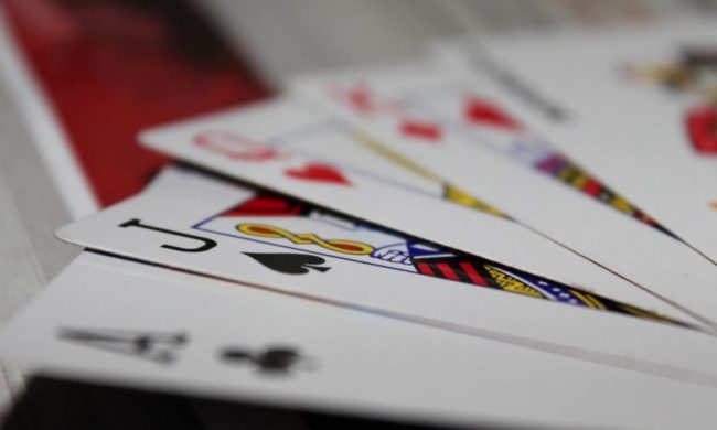 Gioco delle carte e letture dei giornali al bar, il via libera con la nuova ordinanza della Regione