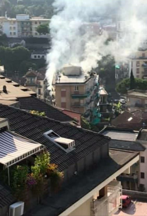 Si addormenta con la sigaretta accesa, incendio in un palazzo