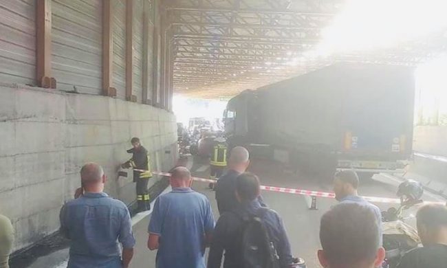 Scontro frontale sull’A10 in uno scambio di carreggiata. Muore 56enne