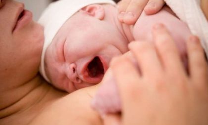 L'ultima nata del 2021 ha fretta di nascere: e papà si improvvisa ostetrico