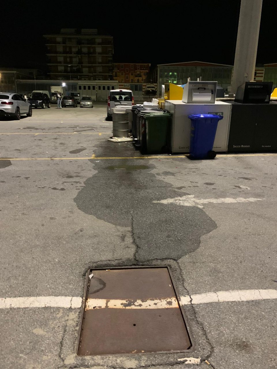 Rifiuti abbandonati in porto, denunciati