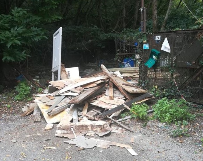 Avevano abbandonato i rifiuti per strada, beccati dalla Municipale