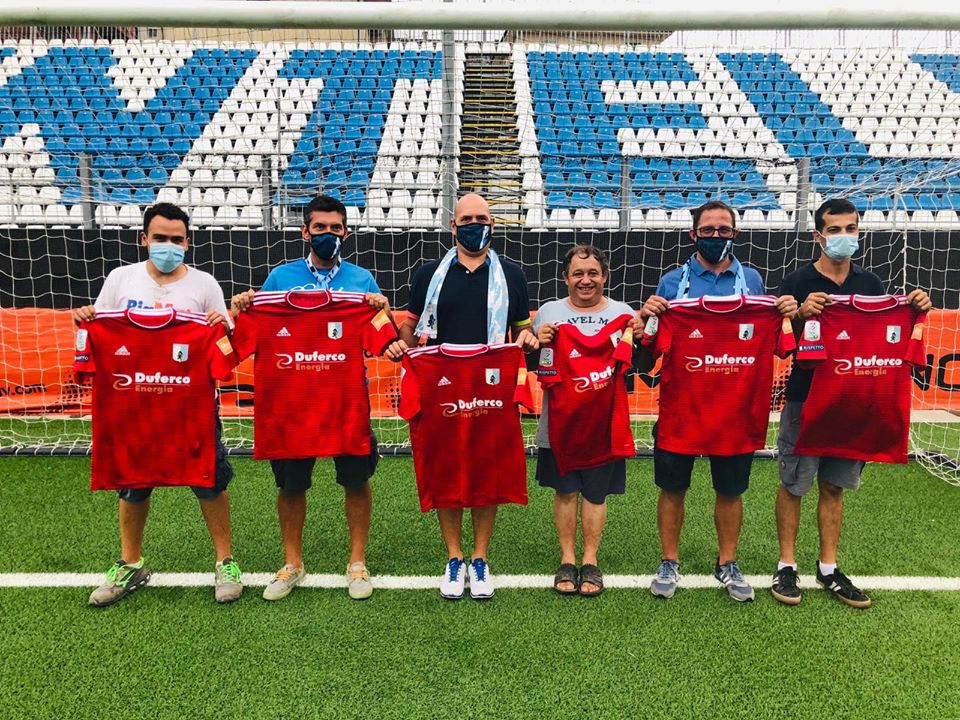Le magliette dell’Entella ai tifosi sulle gru
