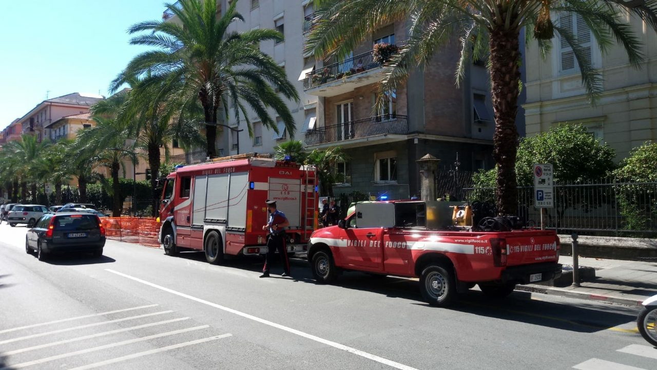 Le incredibili immagini di alcuni giovani che si arrampicano su un edificio per salvare una famiglia da un incendio – IL VIDEO