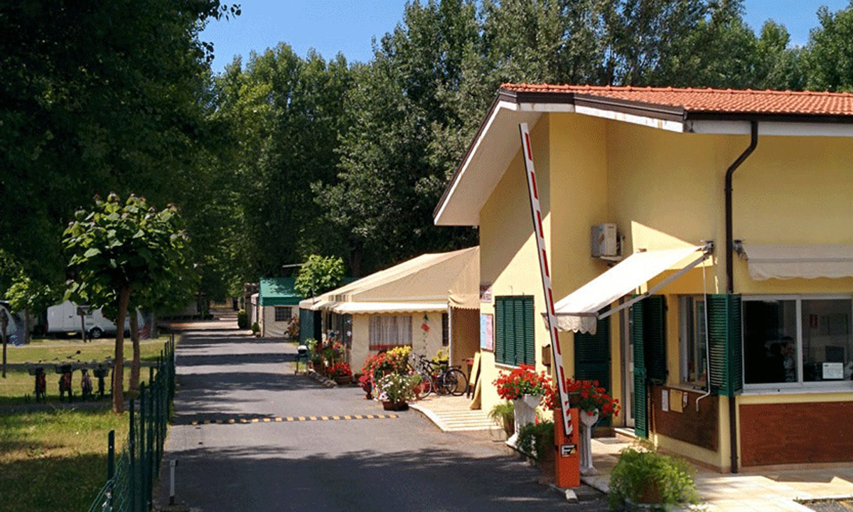 Albero s’abbatte sulla tenda di una famiglia di Torino: morte a Massa bimba di 3 anni e la sorella di 14