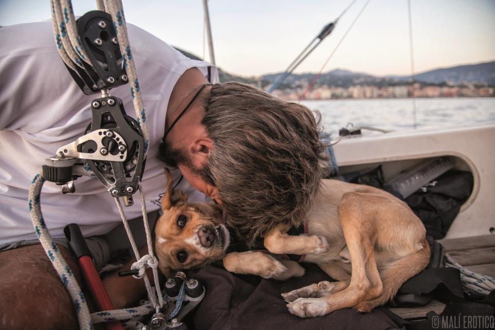 Il viaggio in vela di Marco e del suo cane Muttley, in cerca di porti senza barriere