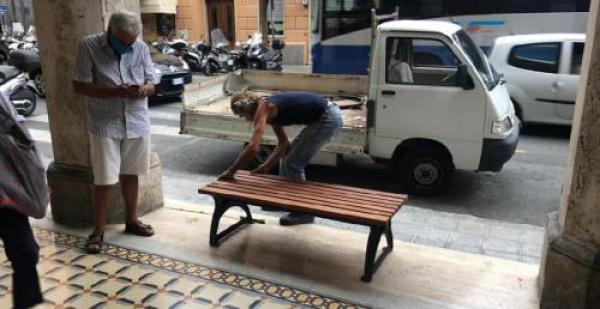 Nuove panchine in centro