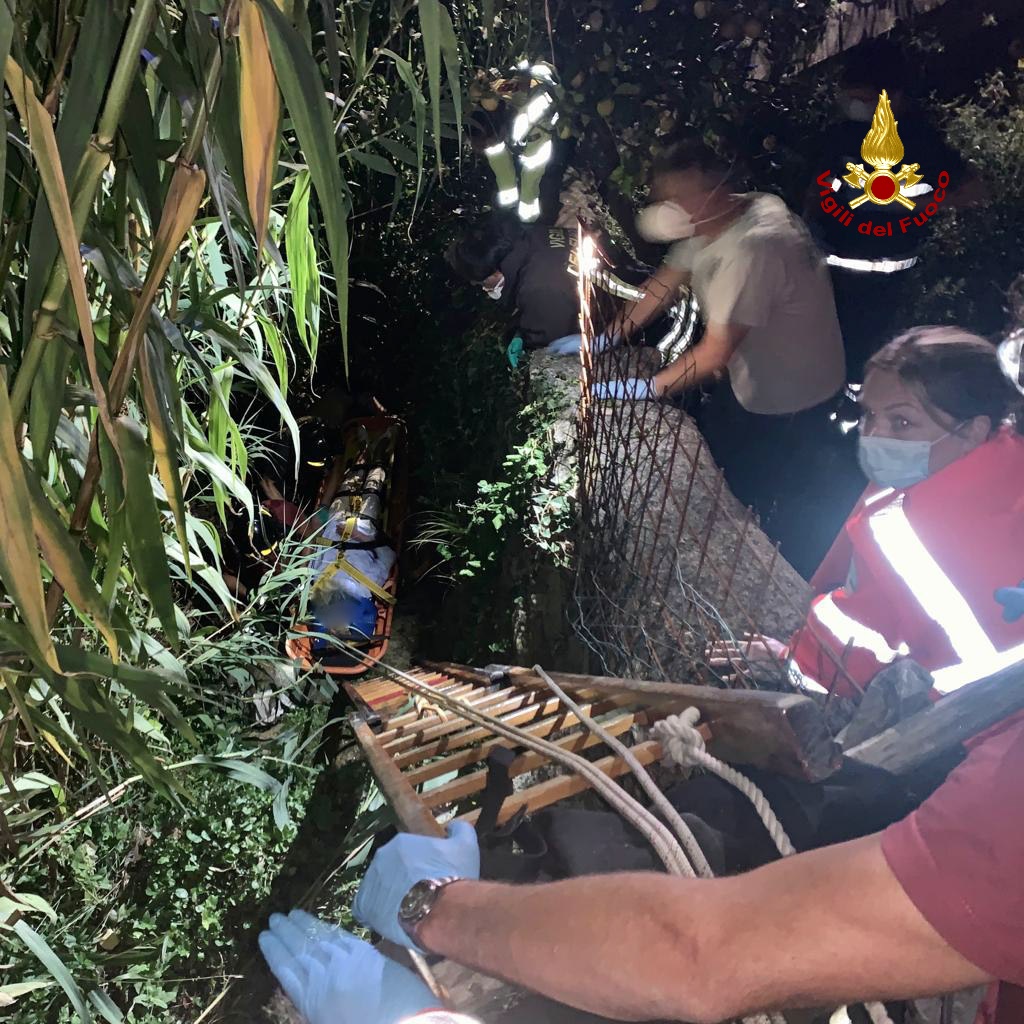 Madre e figlio finiscono in un torrente, intervento dei pompieri