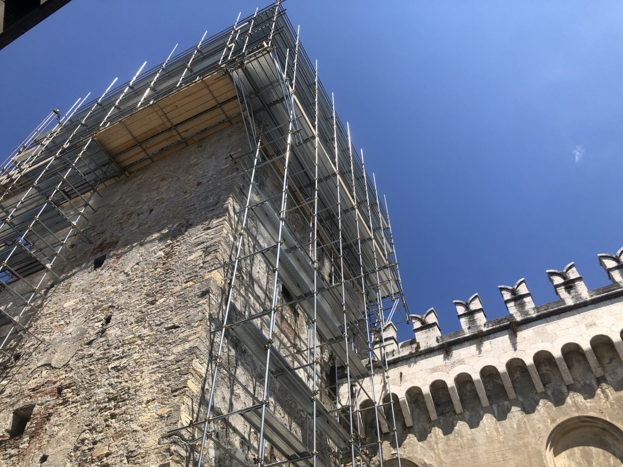 Messa in sicurezza della Torre Civica: in corso le operazioni per il montaggio dei ponteggi