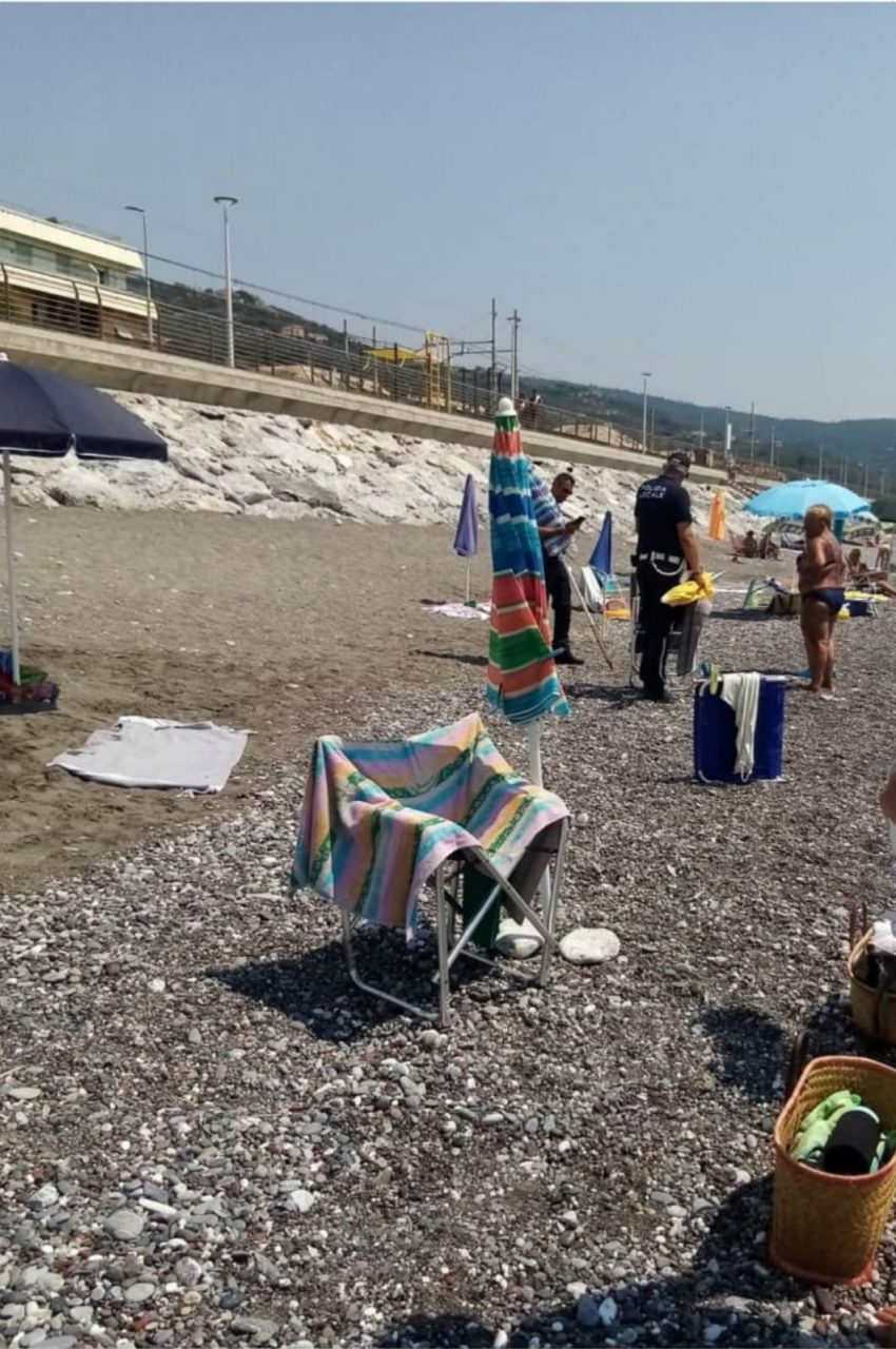 “Furbetti” dell’ombrellone a Lavagna, interviene la Polizia