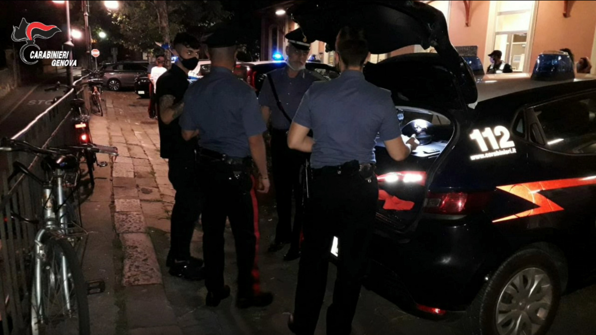 Si finge poliziotto durante un litigio, denunciato