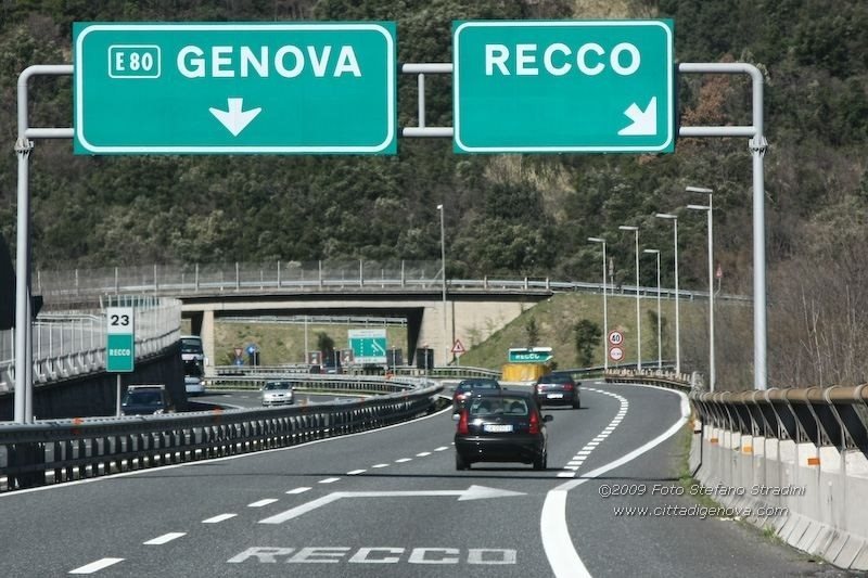 Autostrada chiusa tre notti a Recco, traffico dirottato in centro