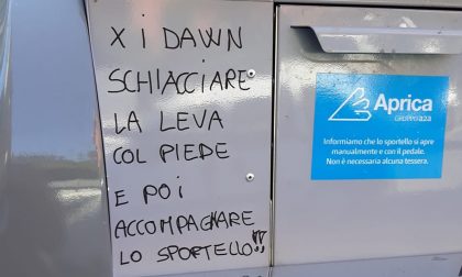 Scritta ingiuriosa comparsa su un cassonetto dei rifiuti in via Firenze