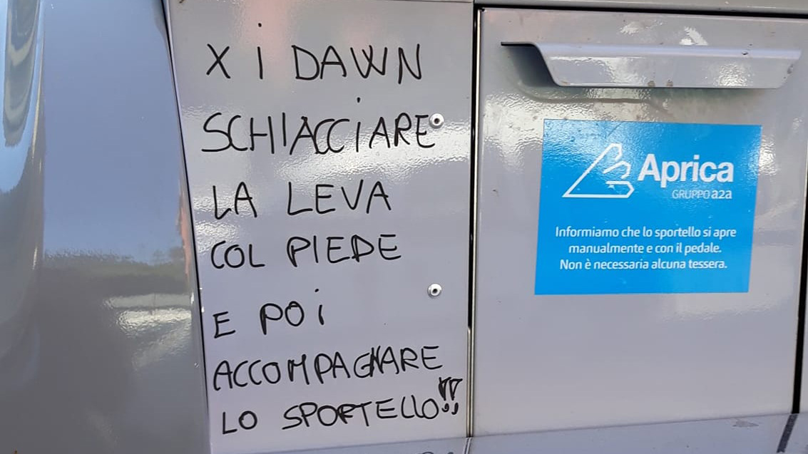 Scritta ingiuriosa comparsa su un cassonetto dei rifiuti in via Firenze