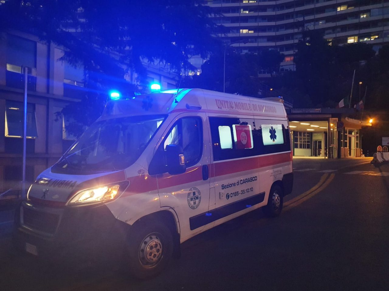 Frontale fra auto e furgone a Carasco
