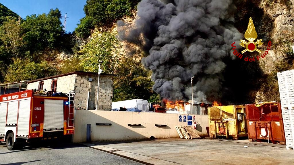 In fiamme autofficina di Sori sul posto i vigili del fuoco di Rapallo