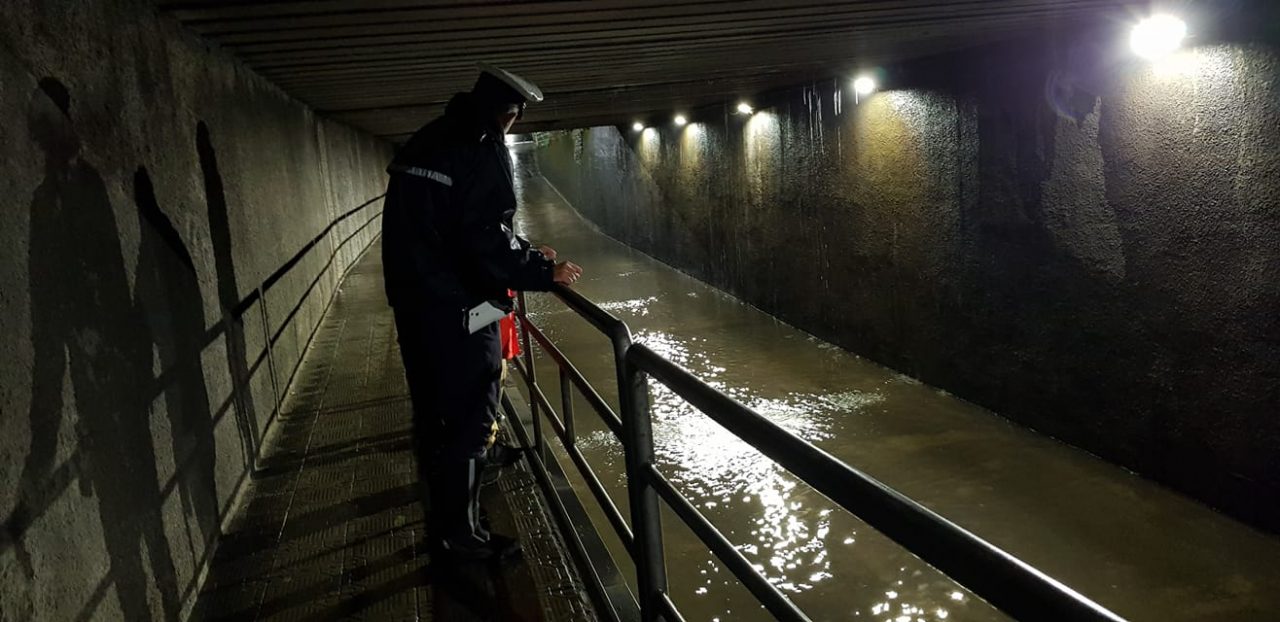 Automobilista salvato dai sommozzatori nel sottopasso di via Nazionale