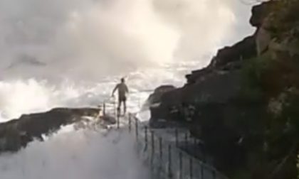 Mare in burrasca e passeggiata chiusa: ma c'è chi si crede furbo e va a mettersi lo stesso in pericolo