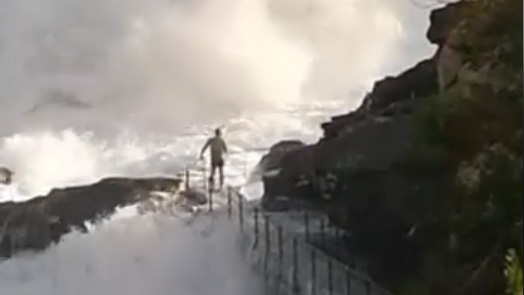 Mare in burrasca e passeggiata chiusa: ma c’è chi si crede furbo e va a mettersi lo stesso in pericolo