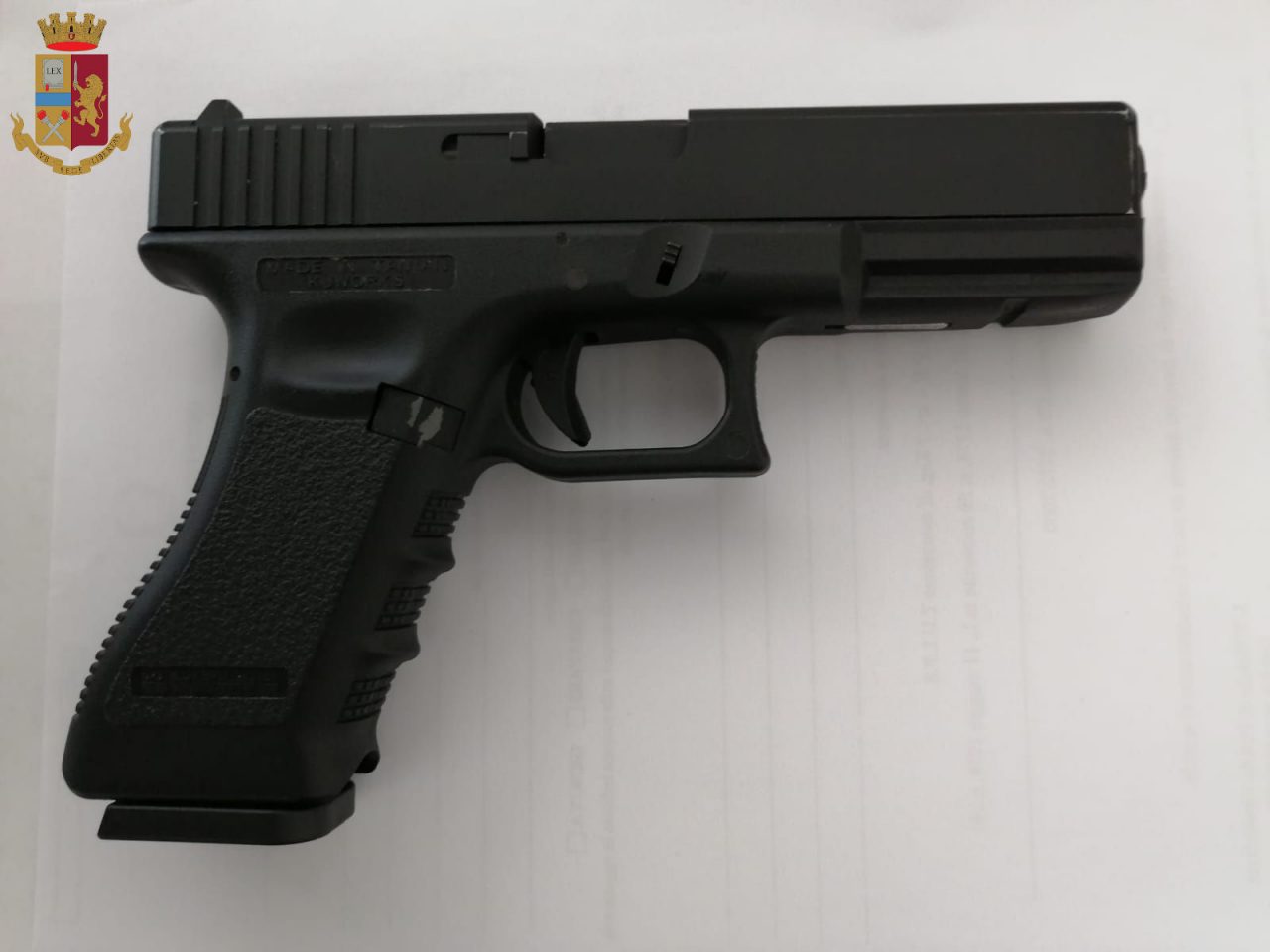 Minacciano i coetanei con una pistola ad aria compressa