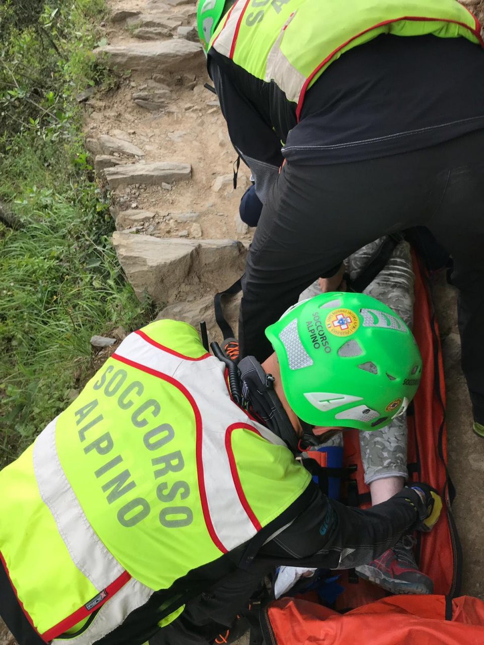 Si sloga una caviglia, interviene il Soccorso Alpino