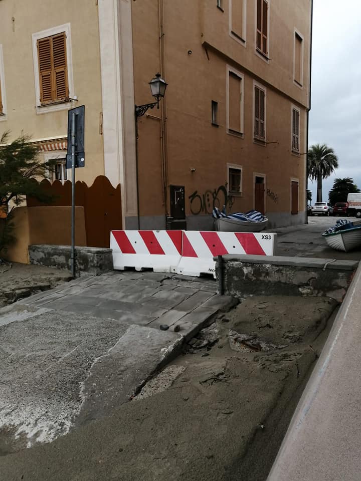 Sestri, riaprono i sottopassi, ma ora si teme il mare