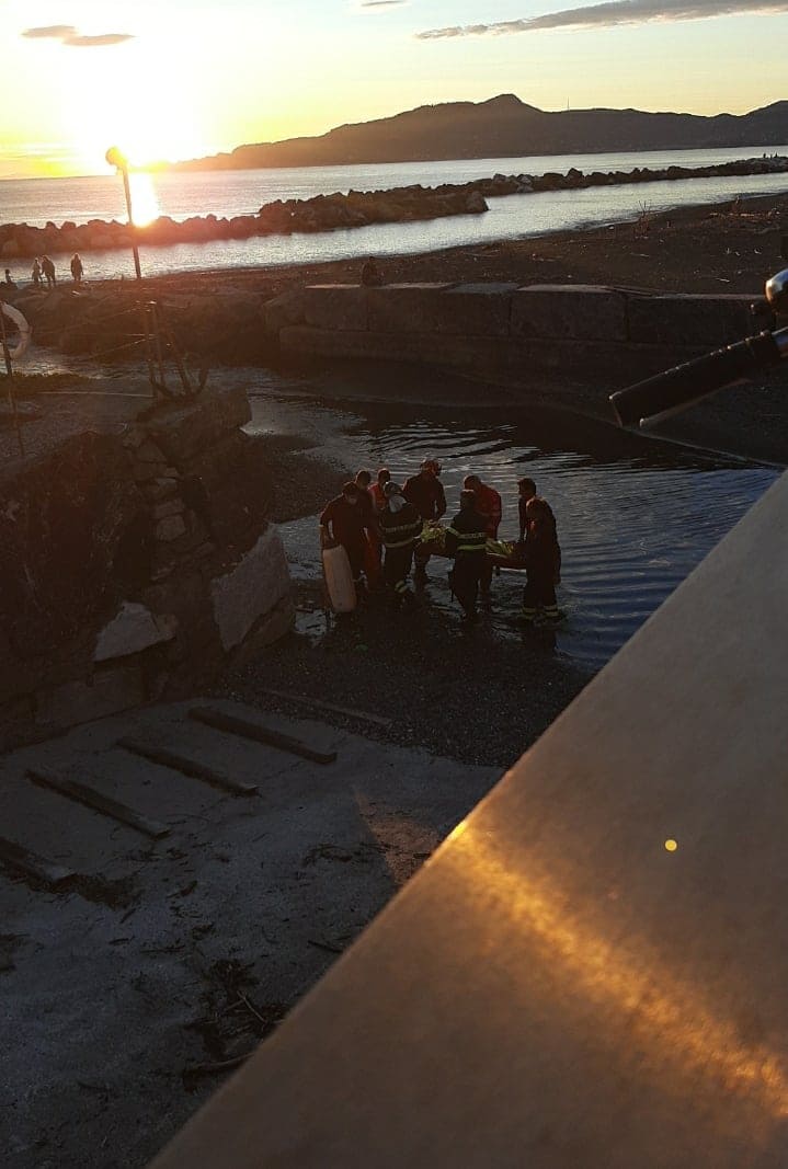 Cade dagli scogli e viene soccorso
