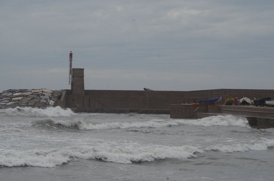 Arrivano le mareggiate, a Recco accesso vietato ai moli