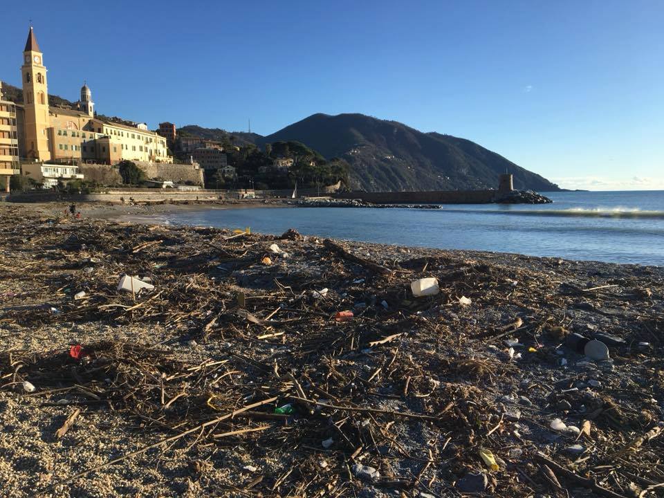 Dopo la mareggiata al via la pulizia dei rifiuti sulla spiaggia
