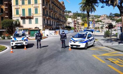 Non vuole mettere la mascherina e aggredisce un agente