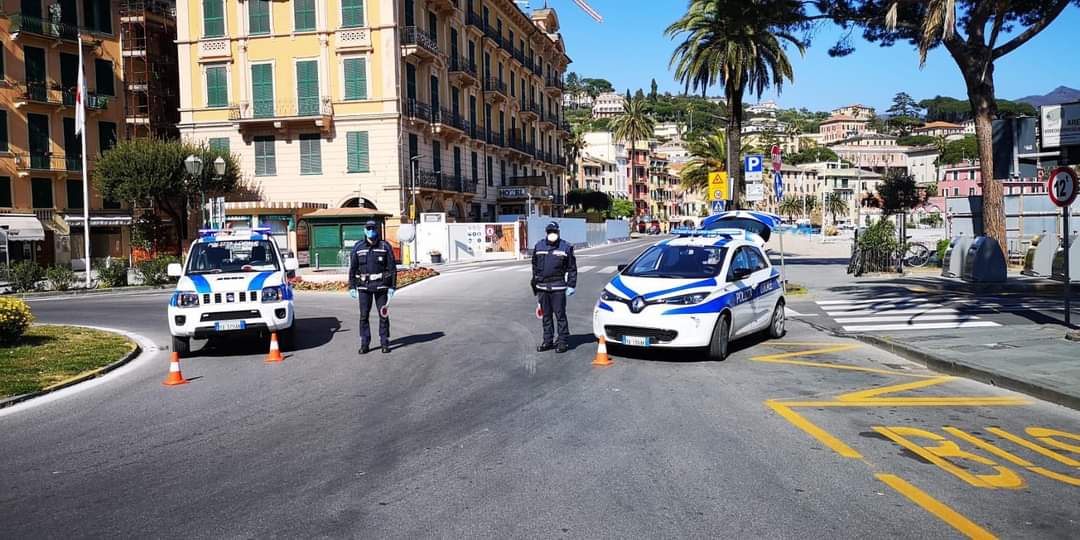 Non vuole mettere la mascherina e aggredisce un agente