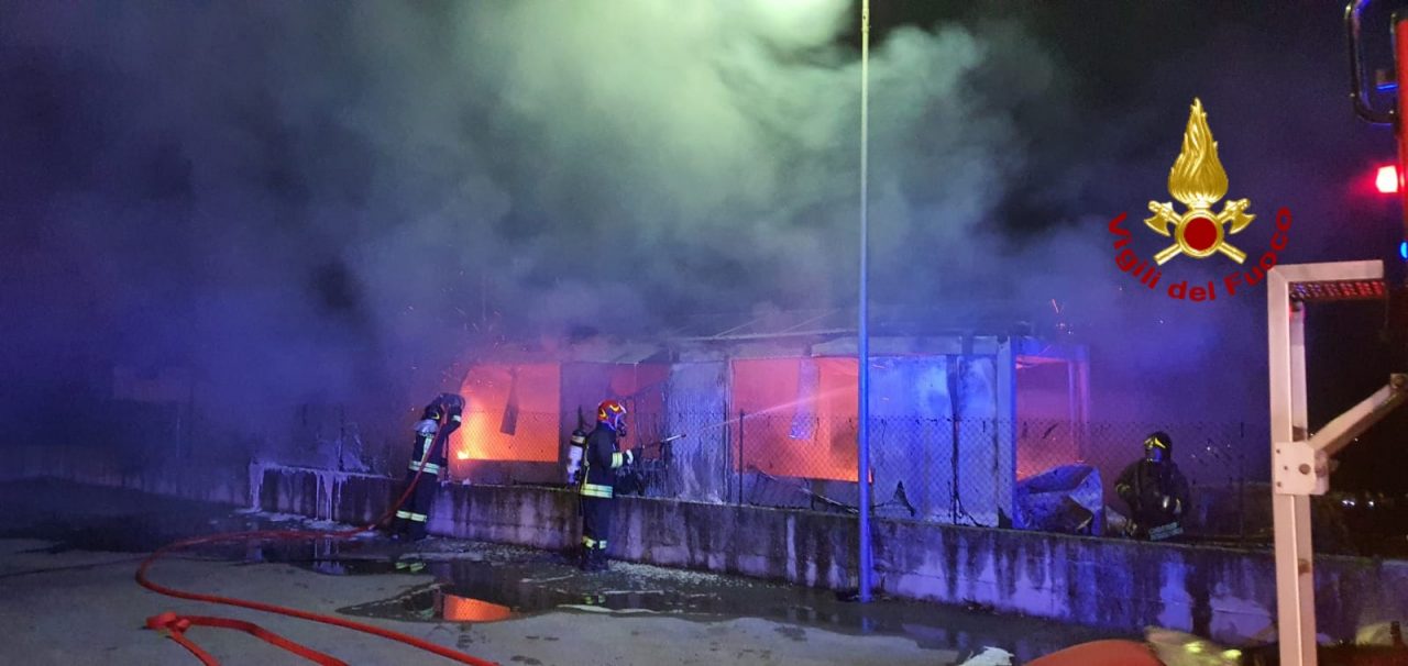 Rogo notturno in un magazzino di stoccaggio rifiuti