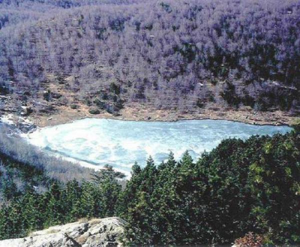 Il lago e il monte Nero in compagnia delle Meraviglie d’Aveto