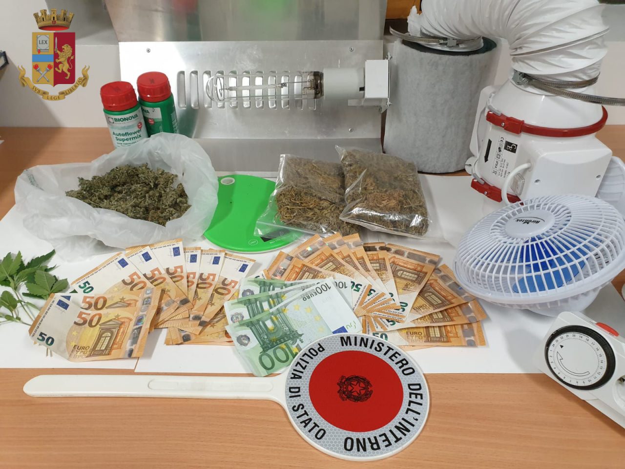 Spacciatore di droga in pieno centro, denunciato