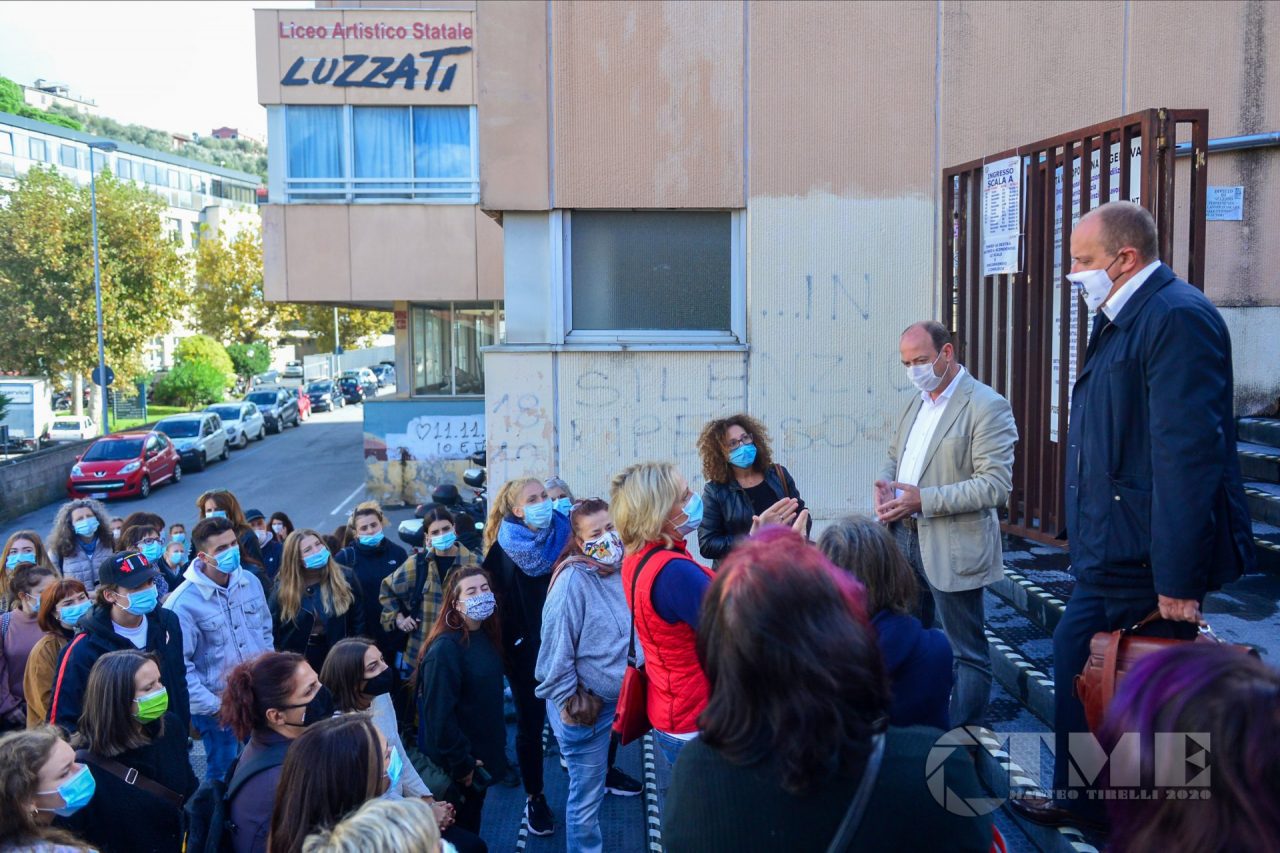 Studenti e genitori del Luzzati in protesta per l’orario