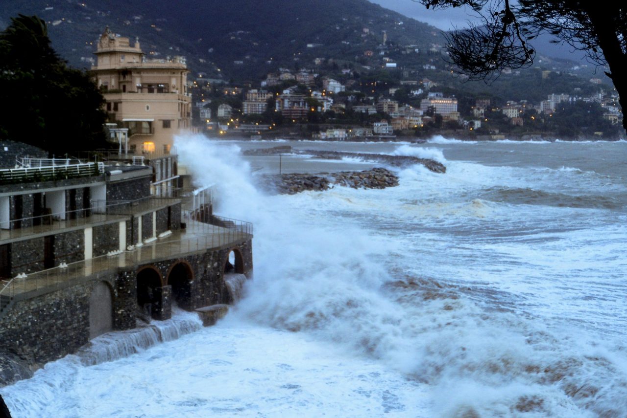 Mareggiata su Excelsior e Porto Carlo Riva