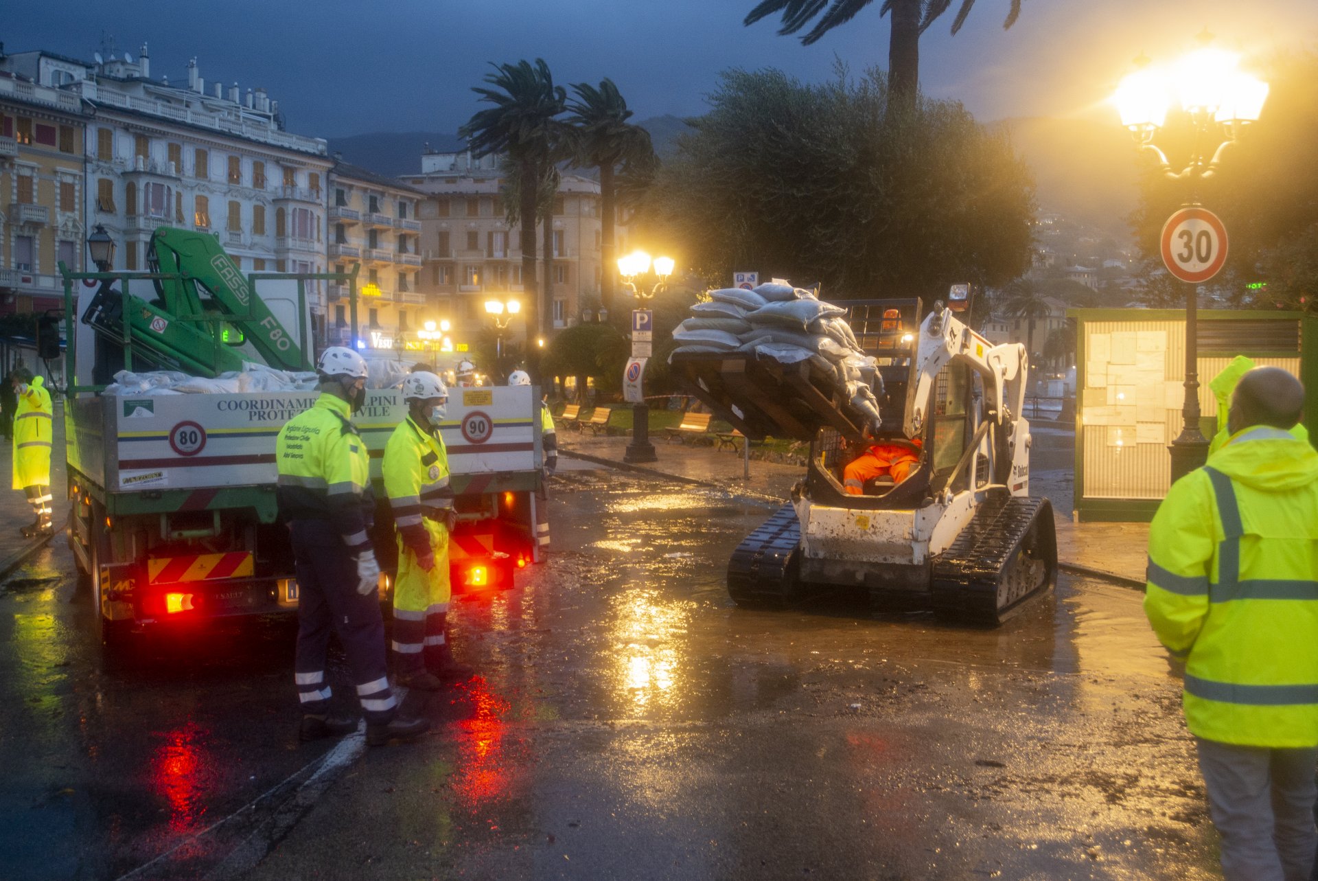 Sacchi di sabbia a Rapallo - Protezione Civile